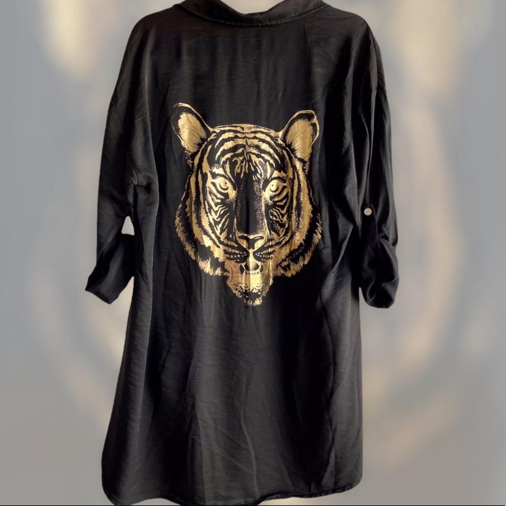 Buttoned down Blouse Tiger on the back